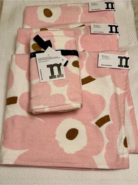 Marimekko Unikko Bath & Hand Towel 5 pc Bundle Bubble Gum Pink Bold Floral NWT